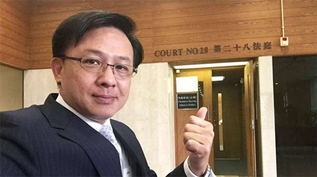 Lighter Side: Lawyer in hot water over High Court selfie