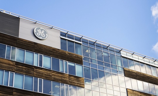 GE boldly cuts executive bonuses for first time