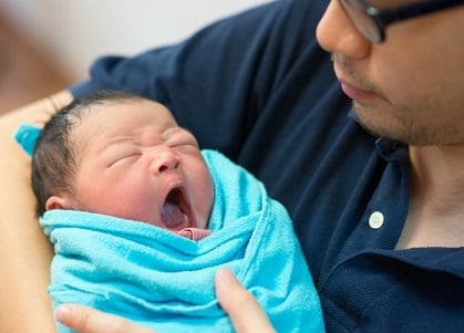 Government sees more paternity leave applications