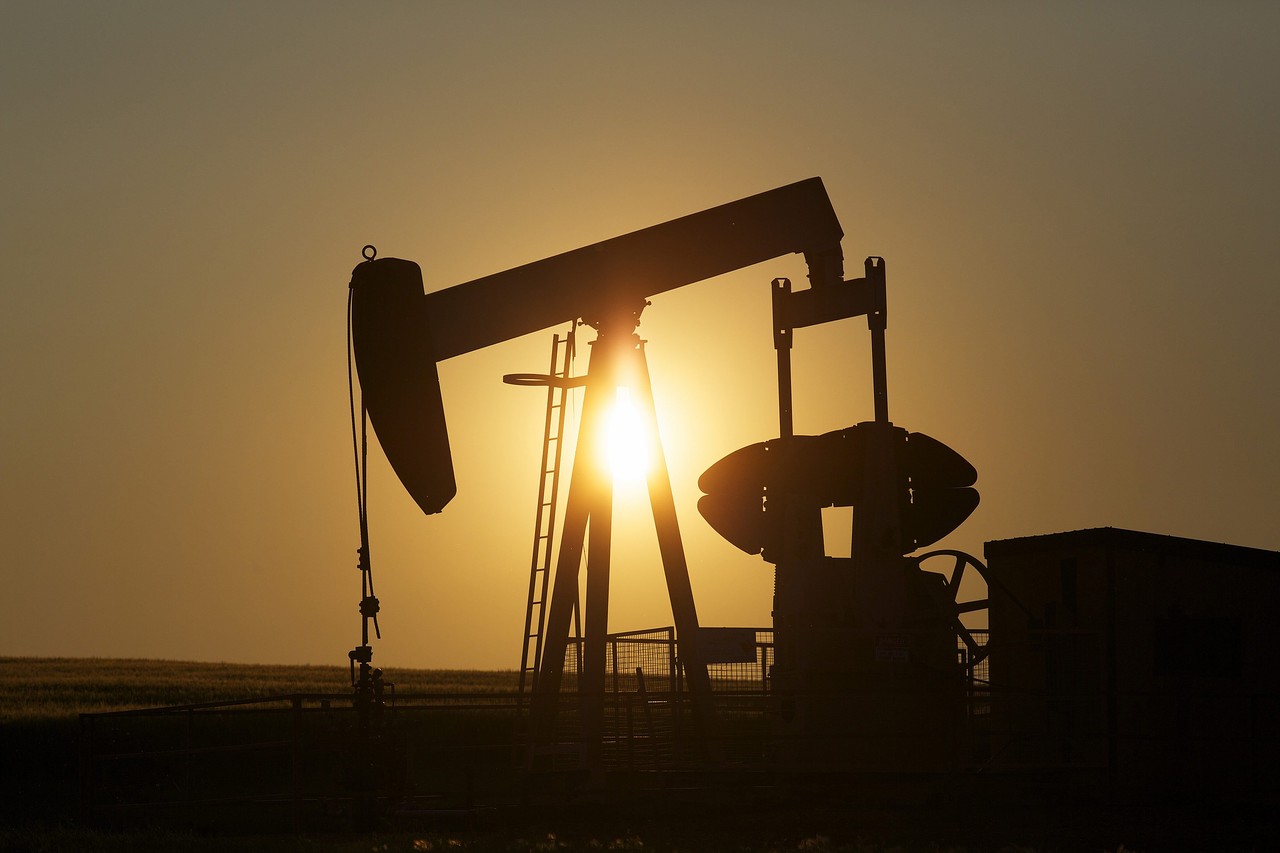 Daily Wrap-Up: Oil, gold only bright spots as political concern dominates