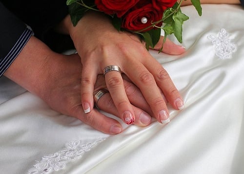 Why are women removing their wedding rings in job interviews?