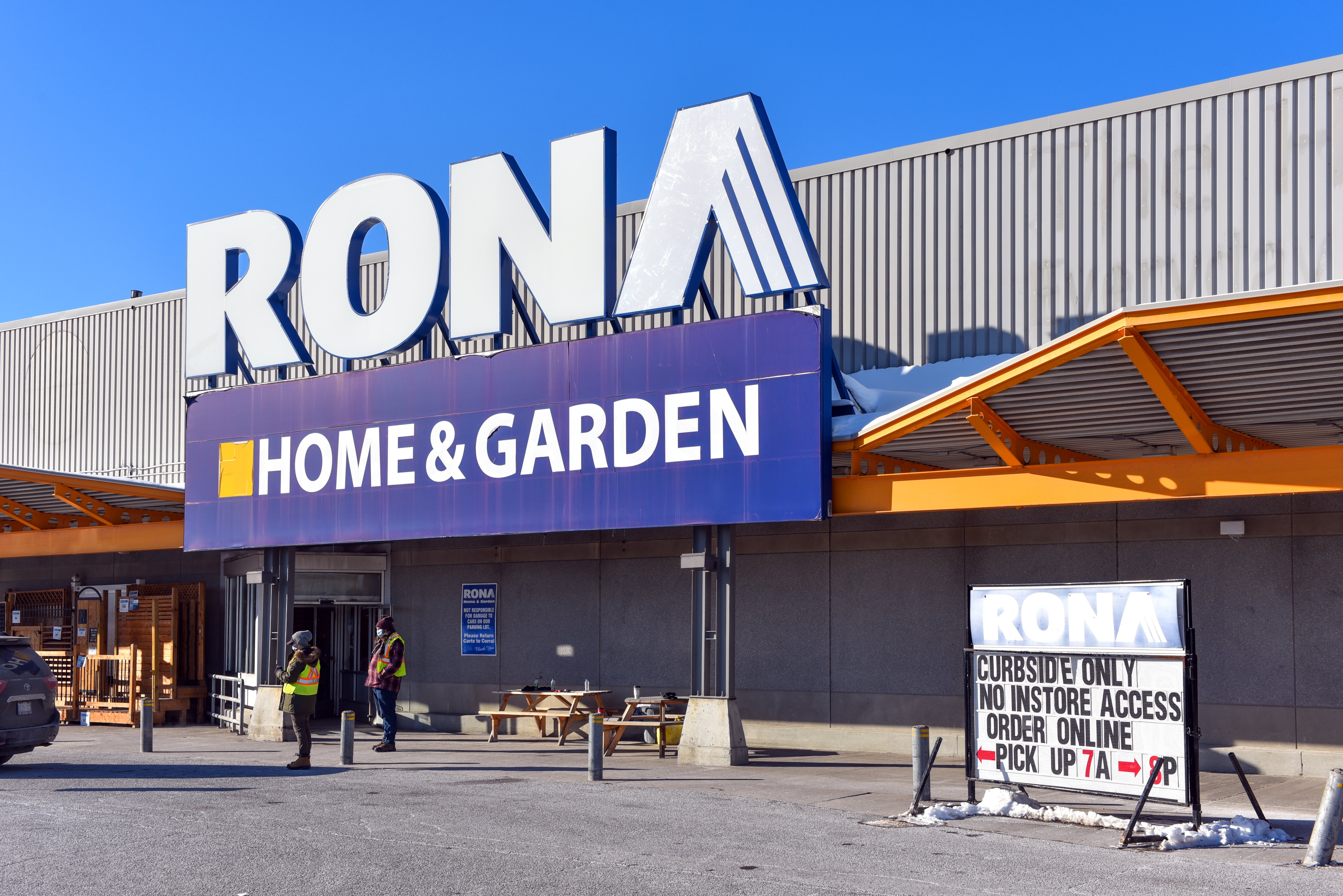 Lowe's, Rona announce mass hiring