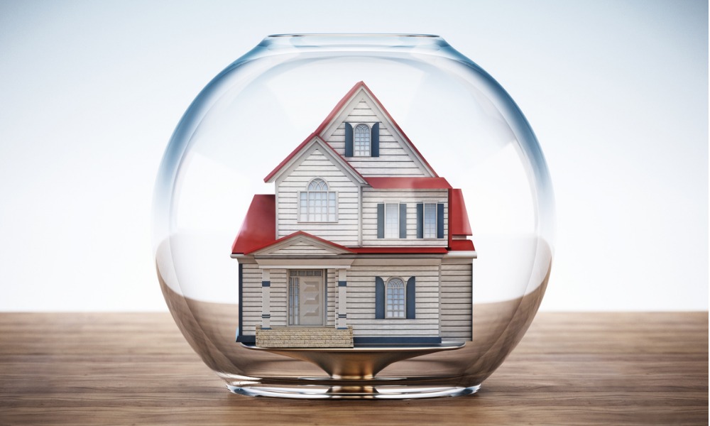 Rates set to hold but economists warn of real estate bubble