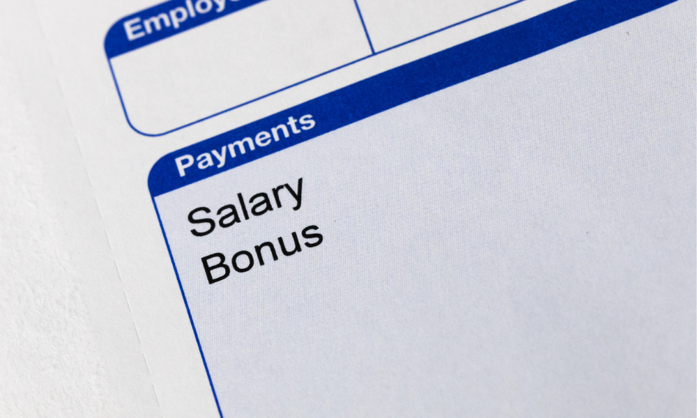 Should bonuses be paid during an employee's notice period?