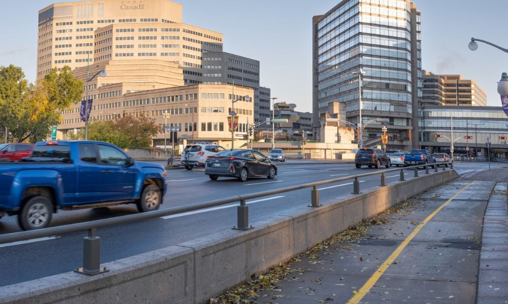 Federal workers begin return to office today