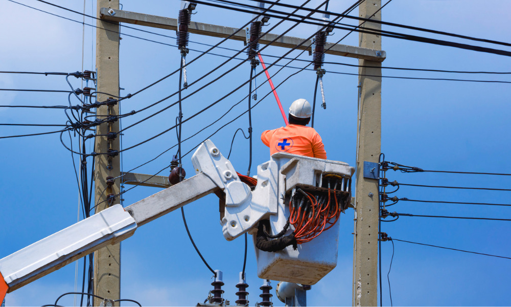 2 trapped workers rescued from live and arcing hydro wires