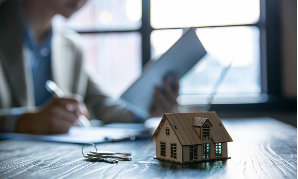 Mortgage applications stumble despite lowering rates