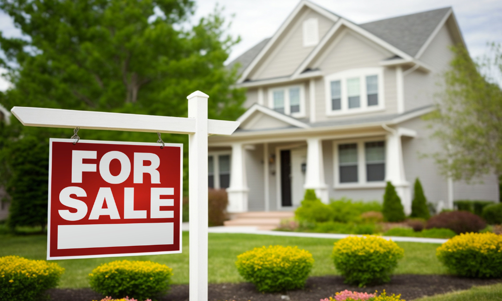 Toronto home sales spike as buyers seize on lower interest rates 