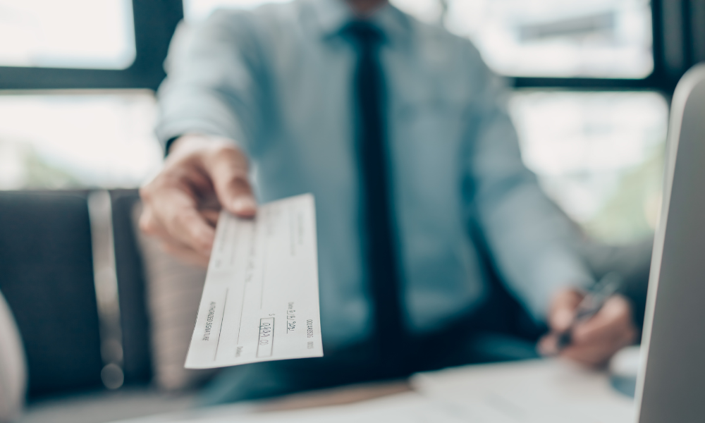 A late paycheque would put most Canadians in financial turmoil, report reveals