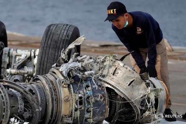 U.S. issues directive after Boeing alerts pilots following Indonesia crash