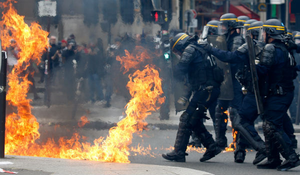 Police injured in clashes with Paris May Day protesters