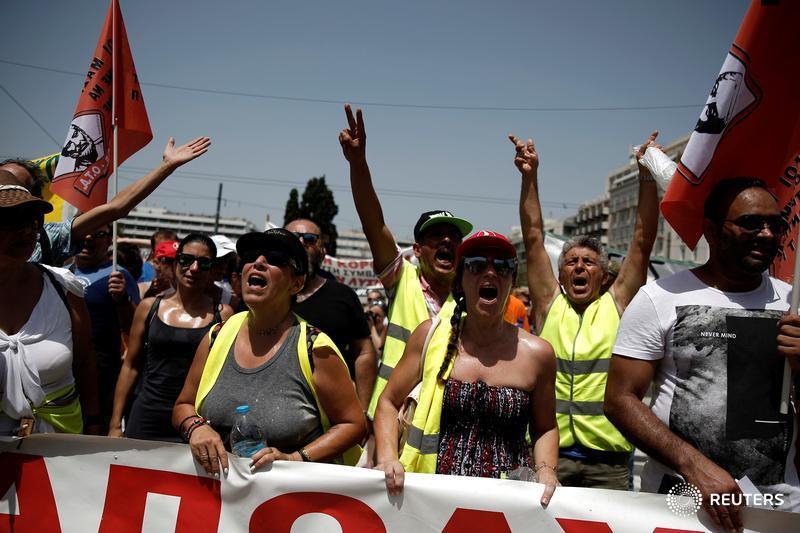 Greek garbage workers suspend strike over jobs as trash piles grow in heatwave