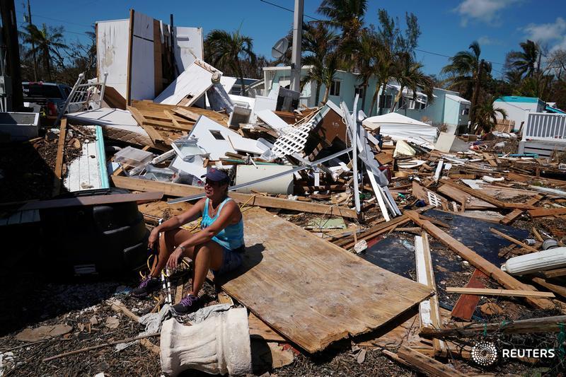 U.S. jobless claims fall, hurricanes still impacting data
