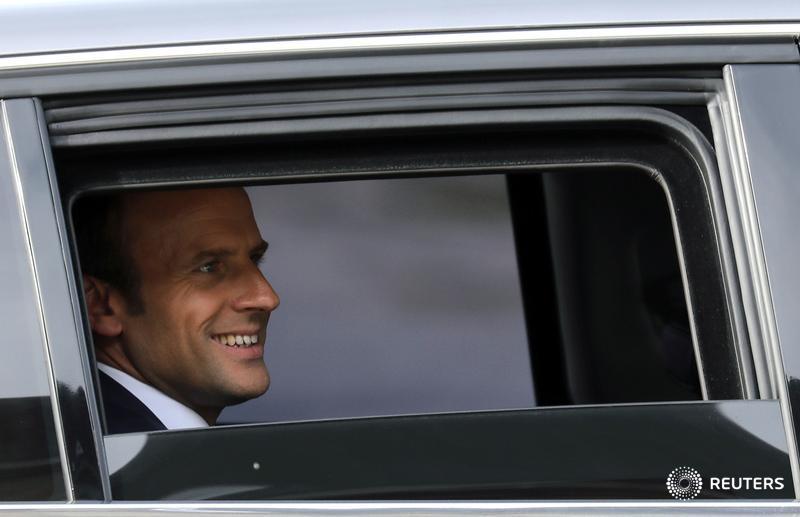 Macron's sharp tongue throws French Twitter into a frenzy
