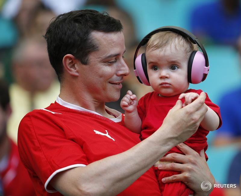 Back to work, dad: Swiss government opposes paternity leave