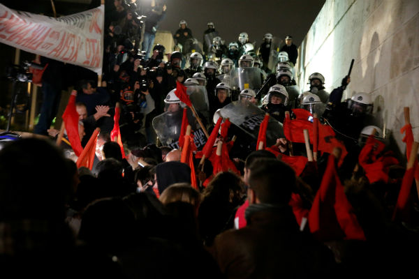 Greeks strike over right-to-strike, paralyze public transport