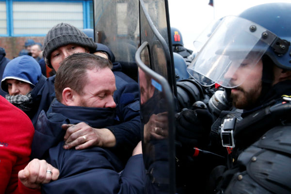 French jails at "brink of explosion," strike must end: ombudsman
