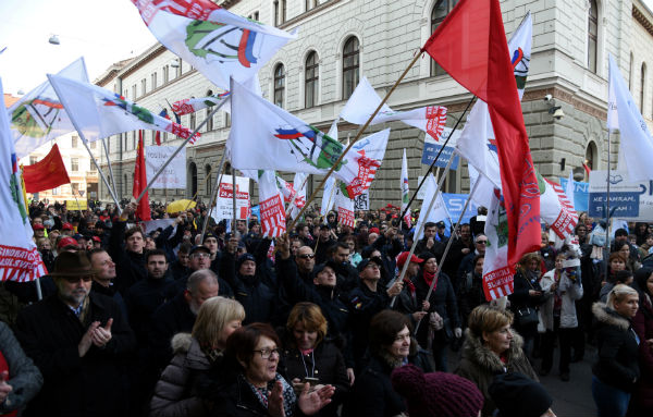 Slovenian police start run of public sector pay strikes
