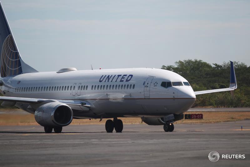 United Air hits pause on changes to bonus program after employee uproar