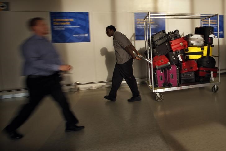 New York, New Jersey airport workers could get hike in minimum wage