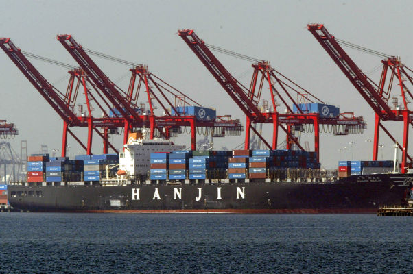 U.S. women dockworkers accuse shippers, union of discrimination