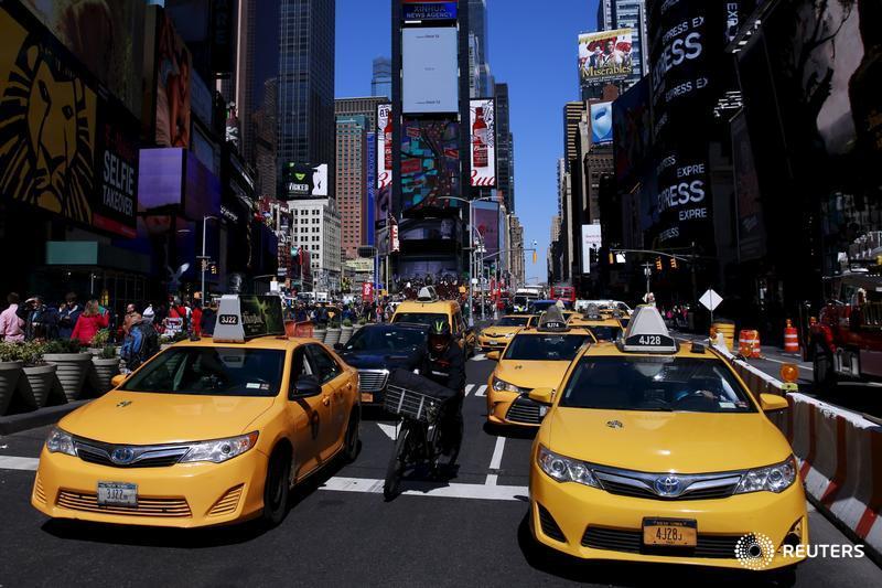 New York taxi drivers call for pay guarantee, limits on cars for hire