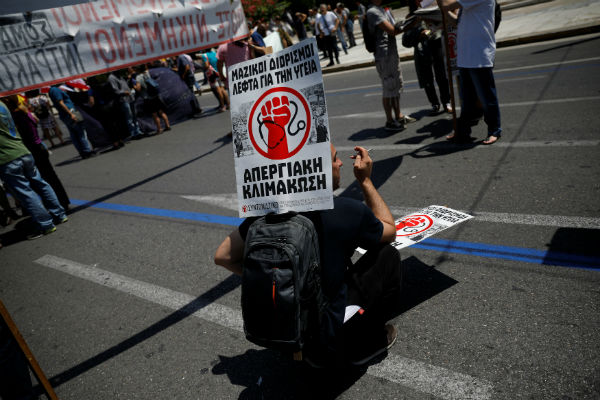 Greek workers strike against belt-tightening, bailout reforms