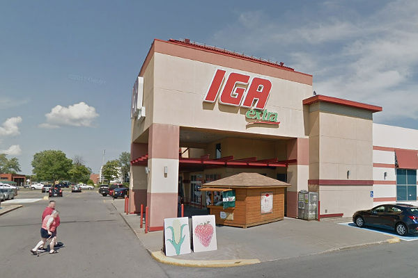 Employees at IGA Famille Paquette in Trois-Rivières, Que., sign first contract