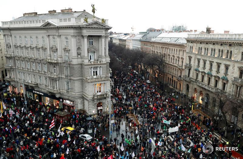 Thousands rally against Hungary's overtime work law