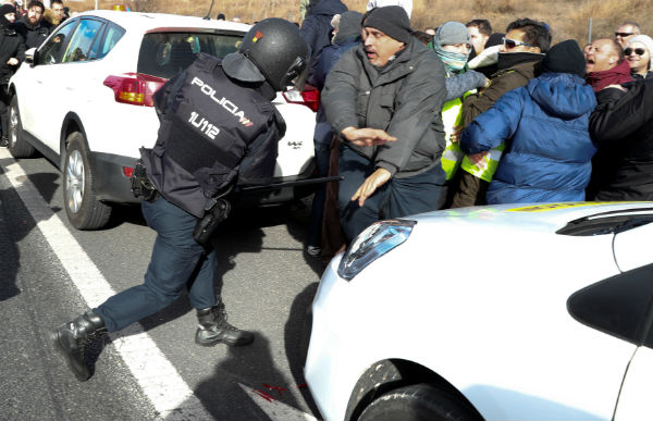 Striking Madrid taxi drivers block access to tourist fair in anti-Uber protests