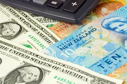 Kiwi holds below 71 US cents