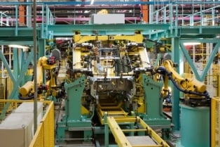 Manufacturing, services sectors boost Canadian economy in April