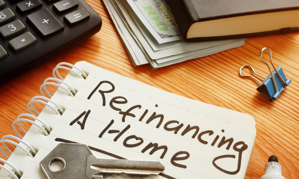 How many US homeowners are applying for mortgage refinancing?