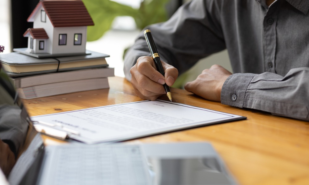 Are Canadians still willing to apply for a solo mortgage?