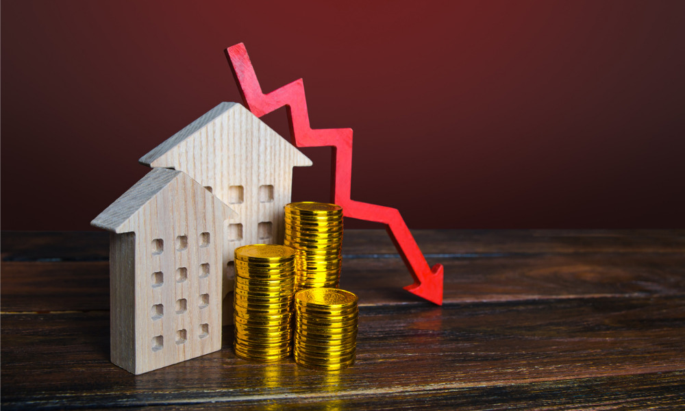 Experts assess impact of falling house prices