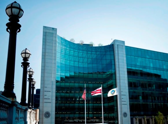 SEC sets record in crackdown on advisers, B-Ds