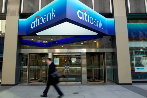 Senator to Citi: Enough already with the tax forms for frequent-flier miles