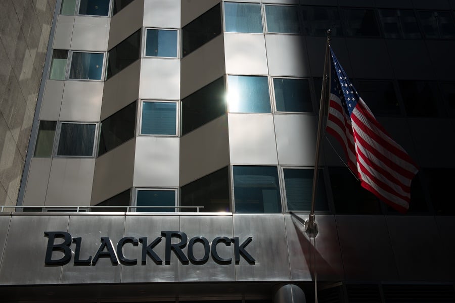 Pay rule may give BlackRock recruiting boost over JPMorgan