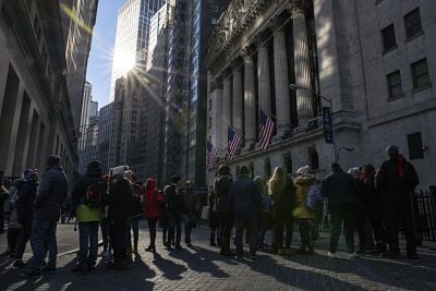 Ultra-rich seek loans in preparation for market downturn
