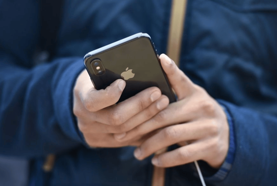 Schwab, Wells Fargo and Edward Jones praised for mobile apps
