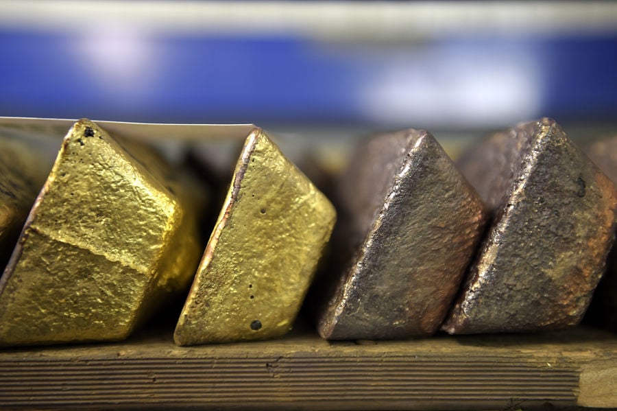 Gold hits 7-year high on virus fears