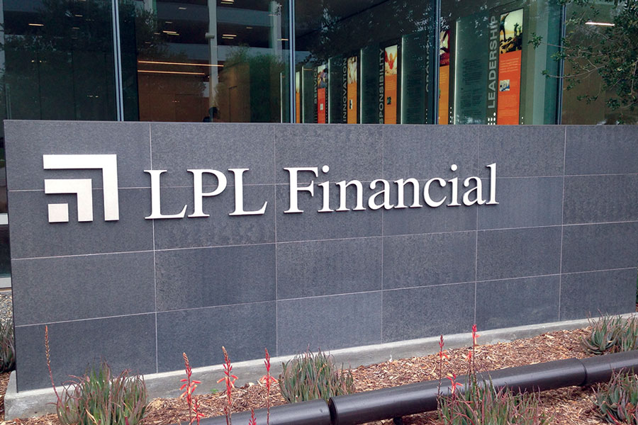 LPL snags team managing $610 million from Raymond James