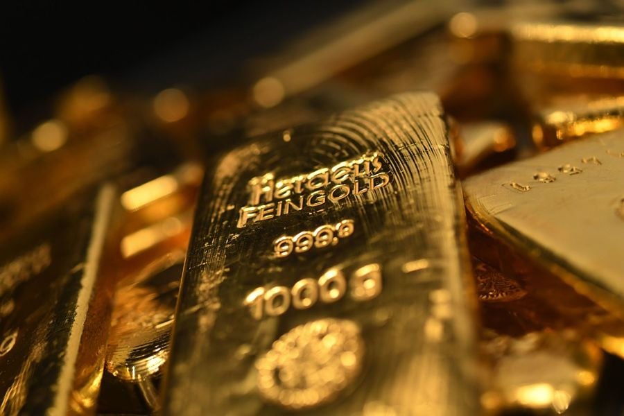 Gold hits new record; now set to test $2,000 level