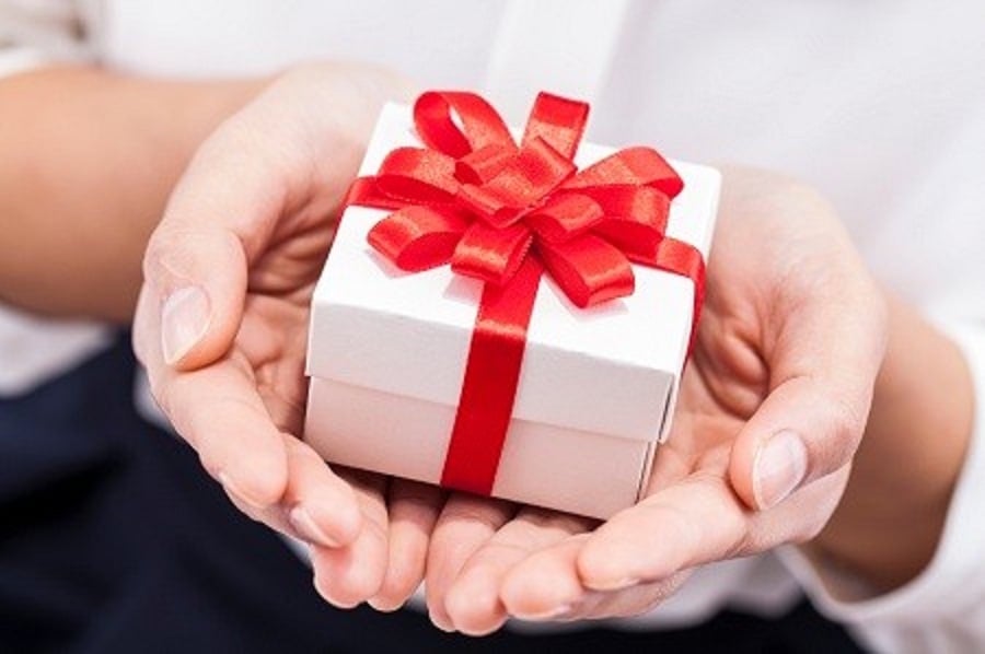 How to give gifts that will delight clients