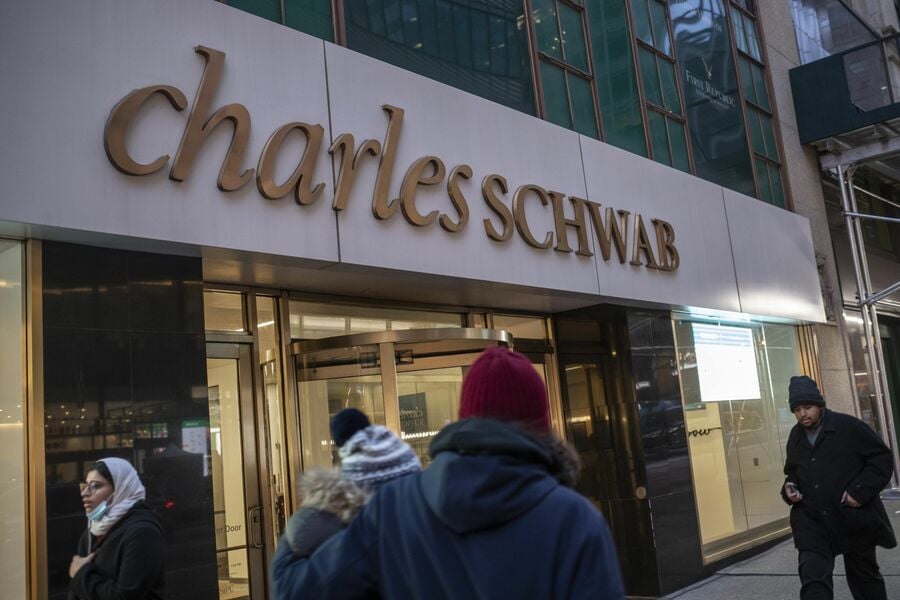 Schwab seeks to reassure investors following SVB collapse