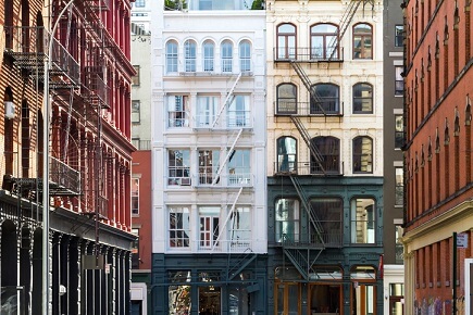Manhattan apartment prices hit new record high