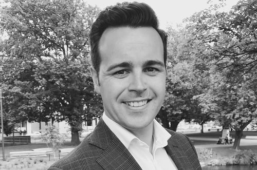 Flying solo: Broker and his good old-fashioned customer service