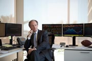 Bill Gross' contrarian bet against the dollar helps him regain footing
