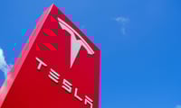 Musk asks Tesla team not to sell their stock despite 40% plunge