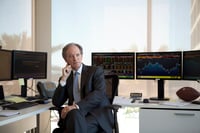 Bill Gross' contrarian bet against the dollar helps him regain footing